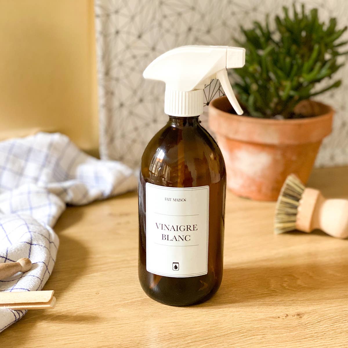 Refillable amber glass spray bottle